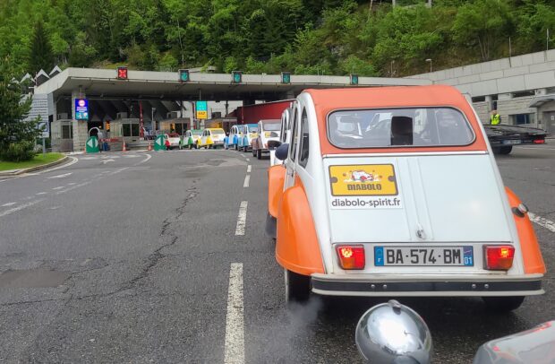 rallye 2CV en Suisse, passage sous le mont blanc des 2cv